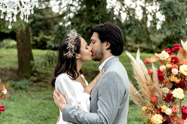 Belo Casal Jovem Beijando Após Cerimônia Casamento Foto Alta Qualidade — Fotografia de Stock