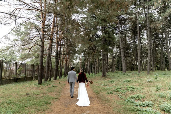 Par Recém Casados Caminhar Uma Bela Floresta Mãos Dadas Foto — Fotografia de Stock