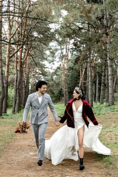 Recém Casados Alegres Felizes Correm Mãos Dadas Sorrindo Foto Alta — Fotografia de Stock