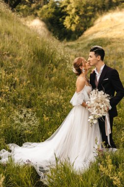 Doğada birbirine aşık yeni evli bir çift. Yüksek kalite fotoğraf