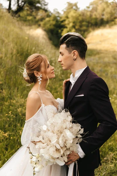 Doğada birbirine aşık yeni evli bir çift. Yüksek kalite fotoğraf