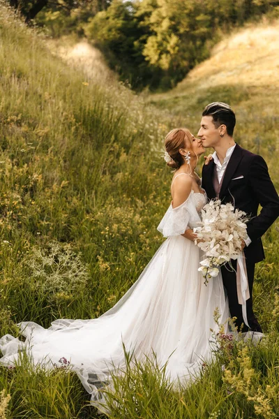 Doğada birbirine aşık yeni evli bir çift. Yüksek kalite fotoğraf