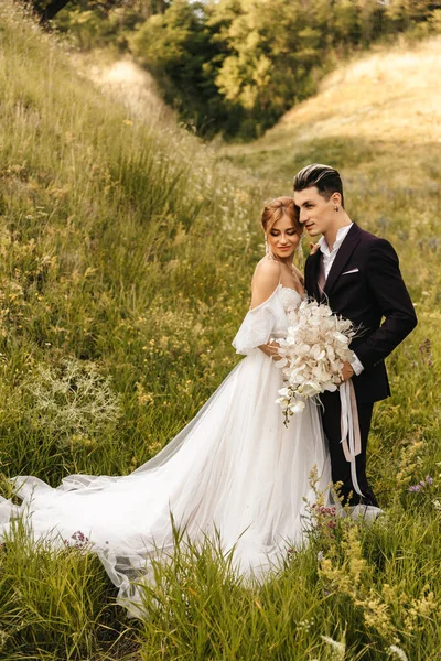 Casal Recém Casado Elegante Amor Conjunto Natureza Foto Alta Qualidade — Fotografia de Stock