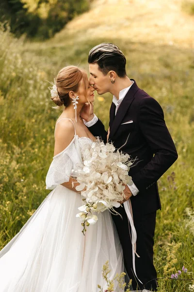 Casal Recém Casado Bonito Elegante Amor Beijando Juntos Natureza Foto — Fotografia de Stock