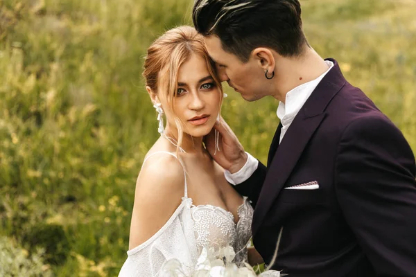 Casal Recém Casado Bonito Elegante Amor Beijando Juntos Natureza Foto — Fotografia de Stock