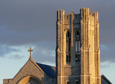 Kilise ve kara bulutlar