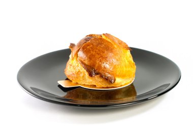 choux krem beyaz zemin üzerine