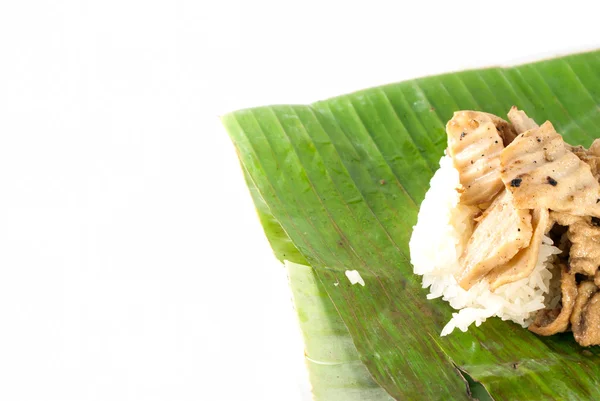Reis mit Schweinefleisch in Bananenblättern auf weißem Hintergrund — Stockfoto