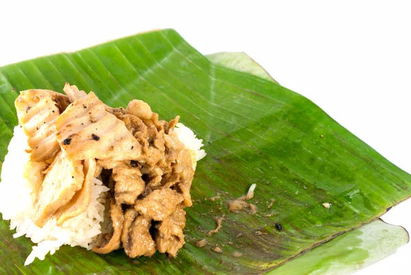 Reis mit Schweinefleisch in Bananenblättern auf weißem Hintergrund — Stockfoto