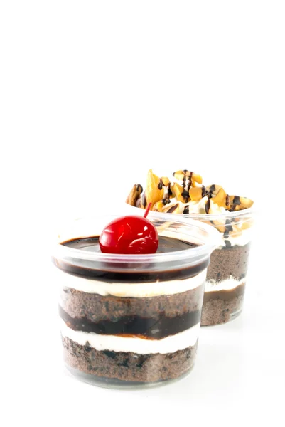 Noix de cajou chocolat et cerise gâteau tasse de chocolat sur fond blanc — Photo