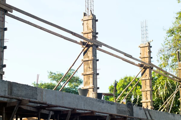 Fragmento de una nueva casa de construcción residencial enmarcando contra un cielo azul . — Foto de Stock