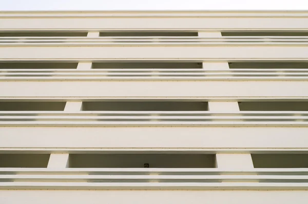 Ряды из многих белых балконов современного здания — стоковое фото