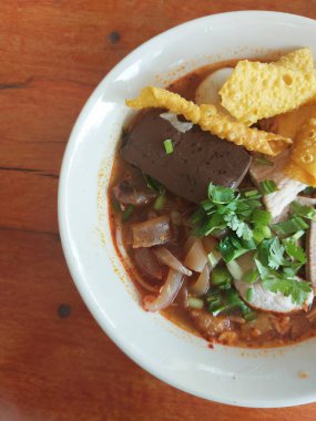 Tayland usulü şehriye çorbası (Tom-yum)