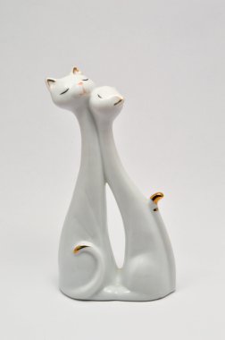 heykelin üzerinde açık renkli kedi öpüşme