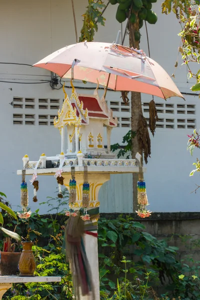 Maison de l'esprit blanc en Thaïlande avec un vieux parapluie dessus — Photo