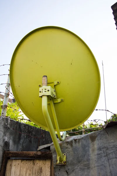 Disco satélite amarillo - vista trasera — Foto de Stock