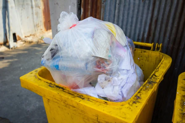 Papelera amarilla llena de basura en la acera en Tailandia —  Fotos de Stock