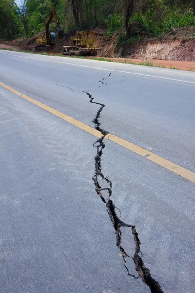 Camino roto por un terremoto en Chiang Rai, Tailandia — Foto de Stock