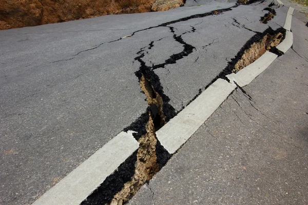 Camino roto por un terremoto en Chiang Rai, Tailandia — Foto de Stock