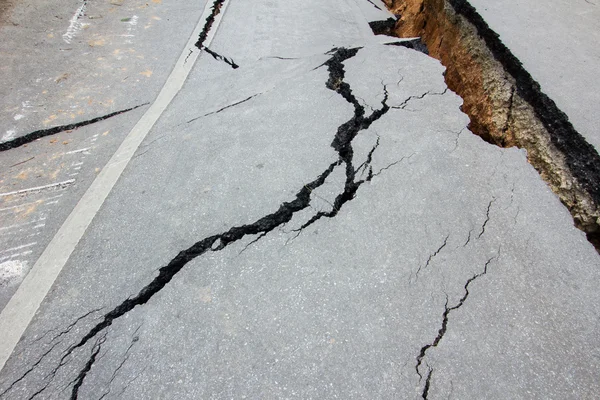 Strada interrotta da un terremoto a Chiang Rai, Thailandia — Foto Stock