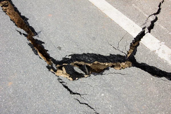 Camino roto por un terremoto en Chiang Rai, Tailandia — Foto de Stock
