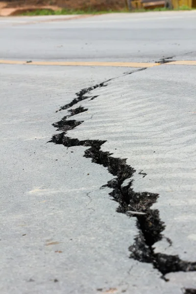 Strada interrotta da un terremoto a Chiang Rai, Thailandia — Foto Stock