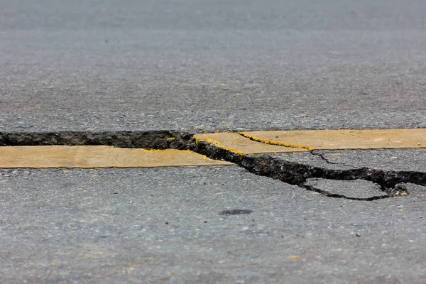 Strada interrotta da un terremoto a Chiang Rai, Thailandia — Foto Stock