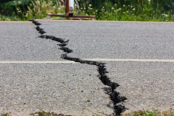 Camino roto por un terremoto en Chiang Rai, Tailandia — Foto de Stock