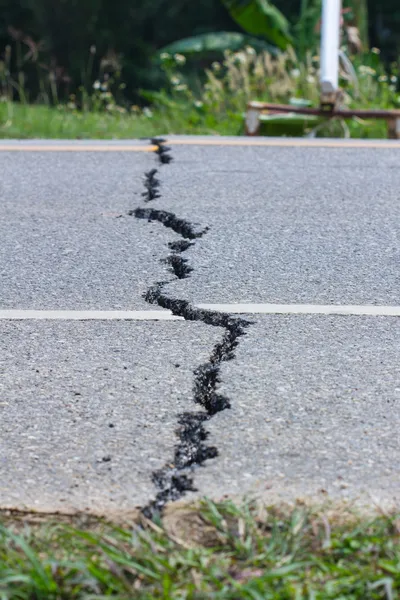 Trasiga road av en jordbävning i chiang rai, thailand — Stockfoto