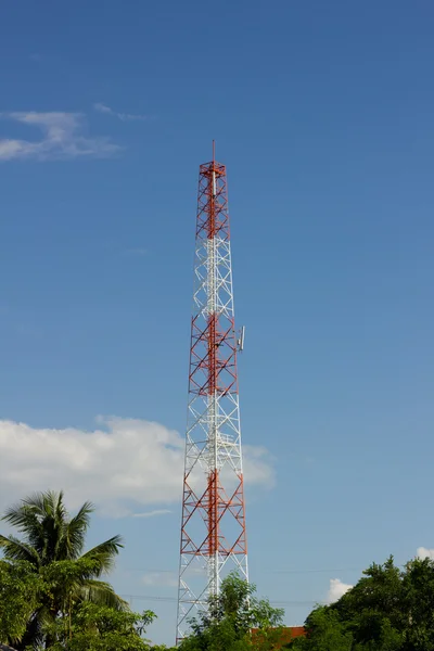 Antenna Torre della Comunicazione, sullo sfondo del cielo blu e cl — Foto Stock