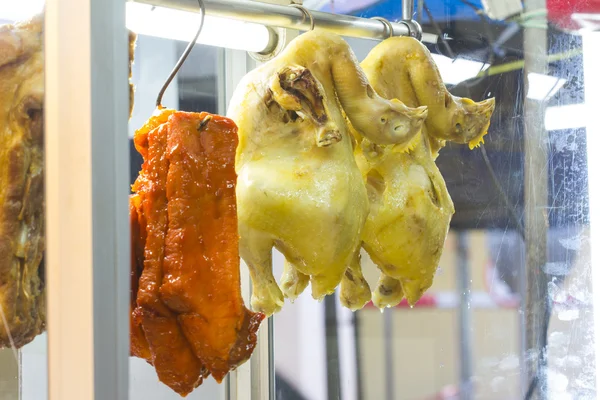 Pollos hervidos y cerdo rojo cocido - Comida popular de Tailandia — Foto de Stock