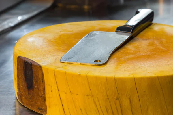 Cleaver on yellow big chopping block in sidewalk restaurant in t — Stock Photo, Image