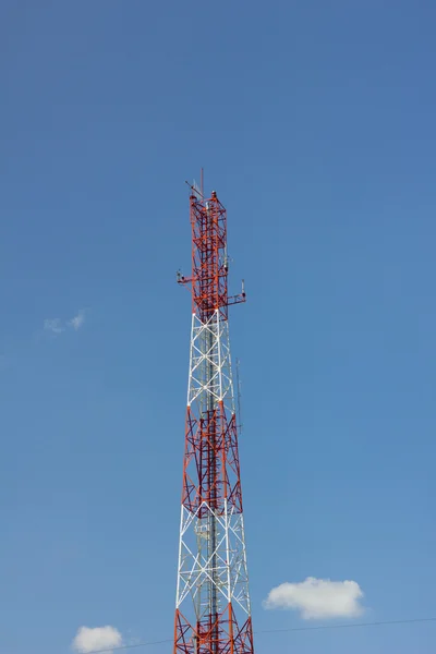 Башта антени зв'язку, на тлі блакитного неба — стокове фото