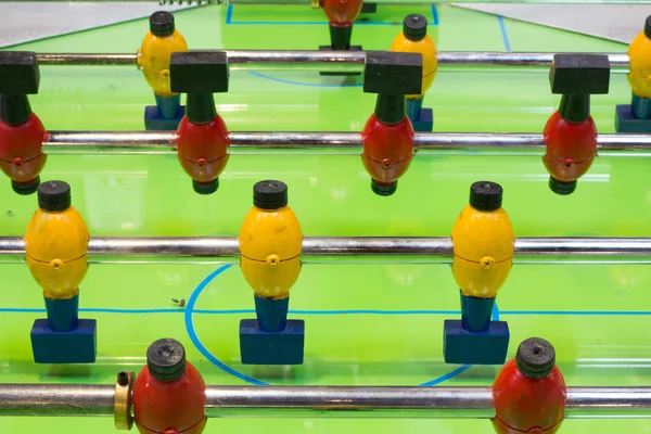 Tabel voetbalspel met gele en rode spelers — Stockfoto