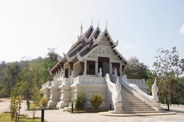 Pequeno templo branco em Chiang Rai, Tailândia — Fotografia de Stock