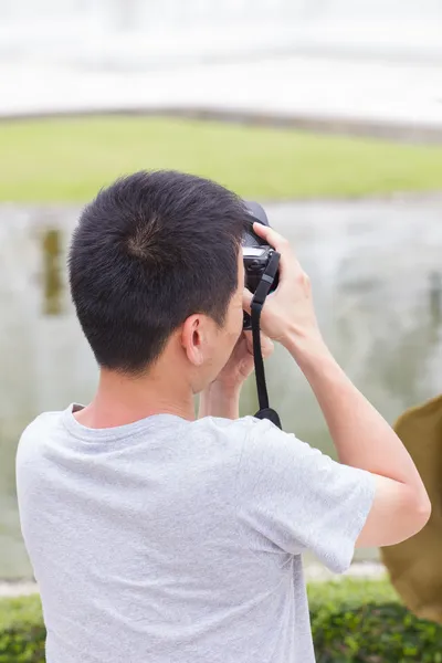 Boy taking a picture of a temple in Thailand, with camera — Stock Photo, Image