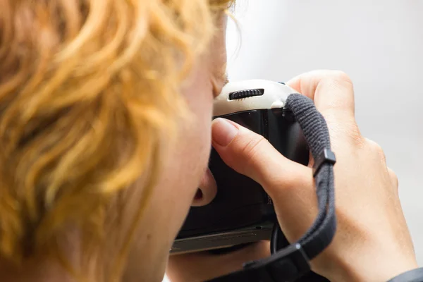 Θηλυκό με χάλκινο μαλλιά λαμβάνοντας μια φωτογραφία με τη φωτογραφική μηχανή — Φωτογραφία Αρχείου
