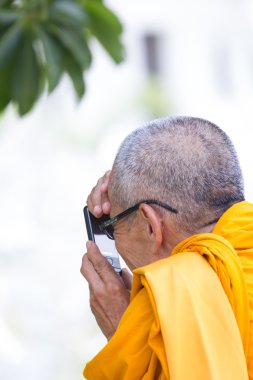 keşiş Tayland cep telefonu ile fotoğraf çekimi