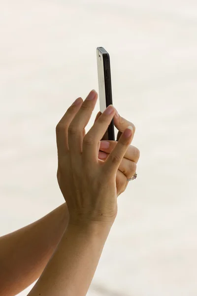 Mani di femmina scattare una foto con il telefono cellulare — Foto Stock