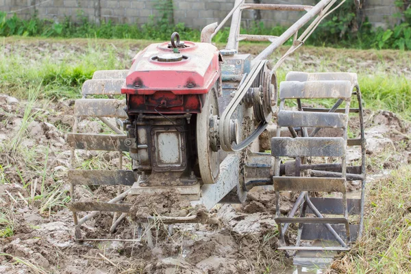 Carro de empuje de motor viejo para arar el campo de arroz —  Fotos de Stock