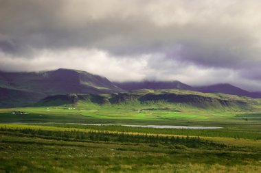 İzlandalı puslu Hills onların feet çiftlik binaları ile görünüm