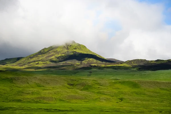 Weergave van IJslandse mistige heuvels tegen rokerige wolken achtergrond연기가 자욱한 구름 배경에 대해 아이슬란드어 안개 낀 언덕의 보기 — Stockfoto