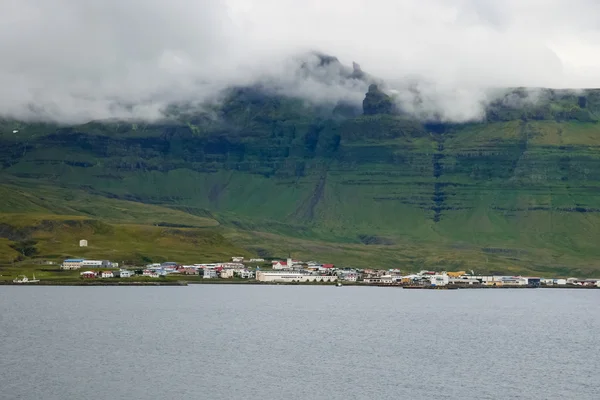 Vue de la ville portuaire située au pied des collines verdoyantes islandaises — Photo