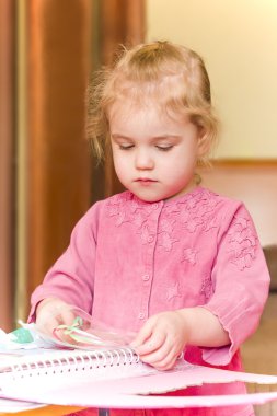 küçük kız iç arka planı oynarken meşgul