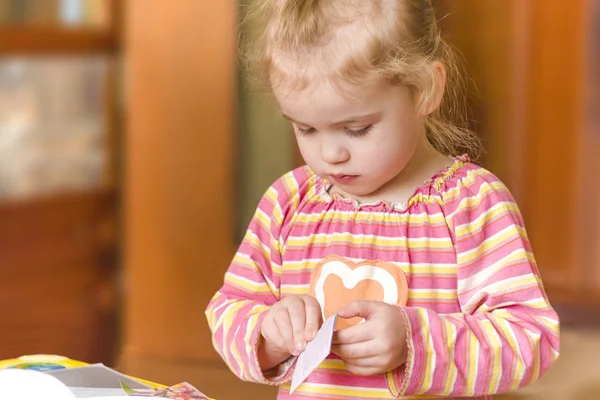 küçük kız iç arka planı oynarken meşgul