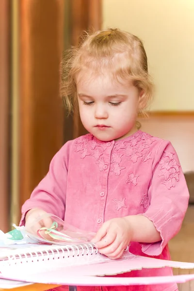 küçük kız iç arka planı oynarken meşgul