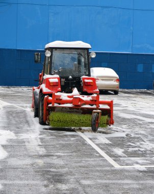 kar temizleme makinesi üzerinde park