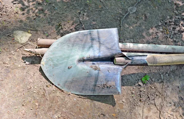 Metalen Stoffige Gekrast Schep Blad Liggend Pad Buurt Van Houten — Stockfoto