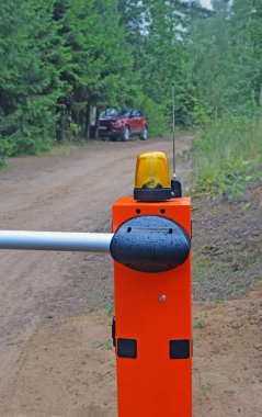 Kapalı modern otomatikman bariyer kırsal kesimde yağmurda özel bölgenin girişinde uzaktan kumandalı.