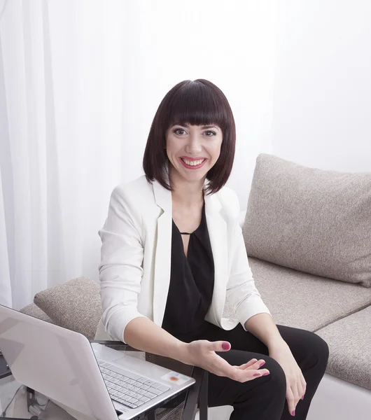 İş kadını gülümsüyor